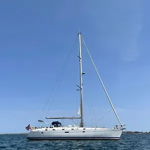  Hotel en barco Beautiful And Comfortable Sailboat With Secure Parking Available